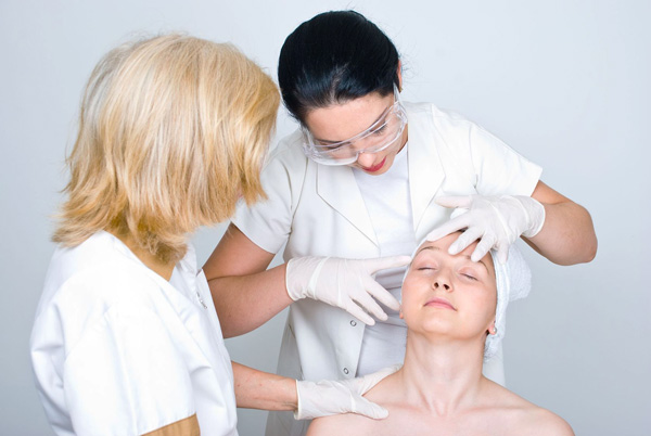 Examen du visage du patient avant le traitement botulinique