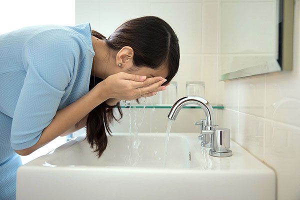 Puede lavarse después de Botox, pero con agua a una temperatura agradable.